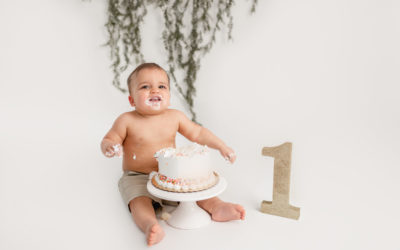 Clean and Minimalistic Boy Cake Smash Photos