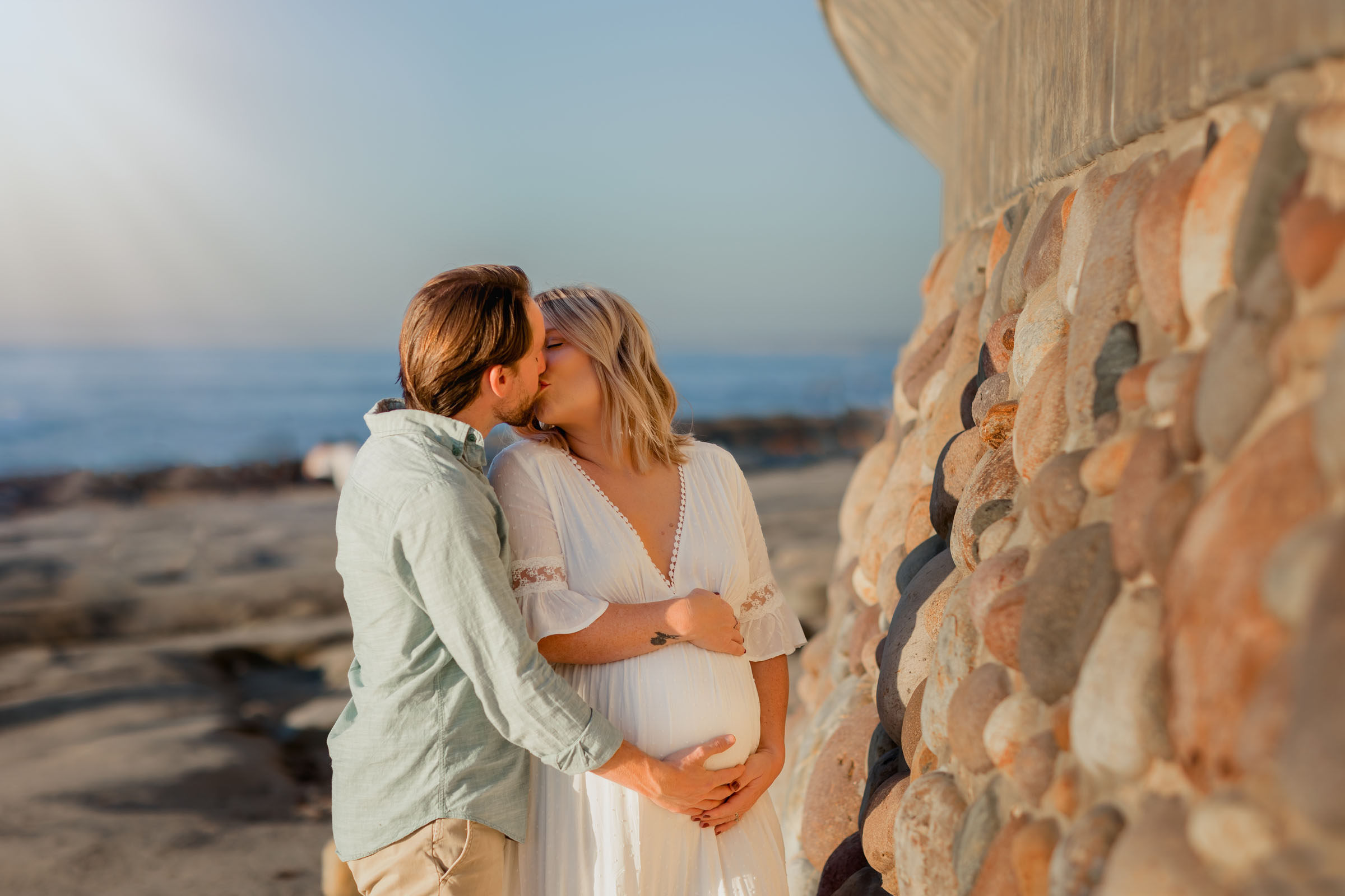 La Jolla Cliffs Maternity Photo with mom and dad kissing