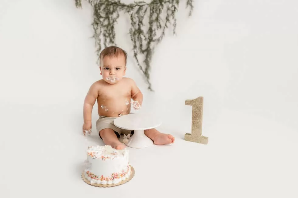 White minimalistic cake smash for one year old boy