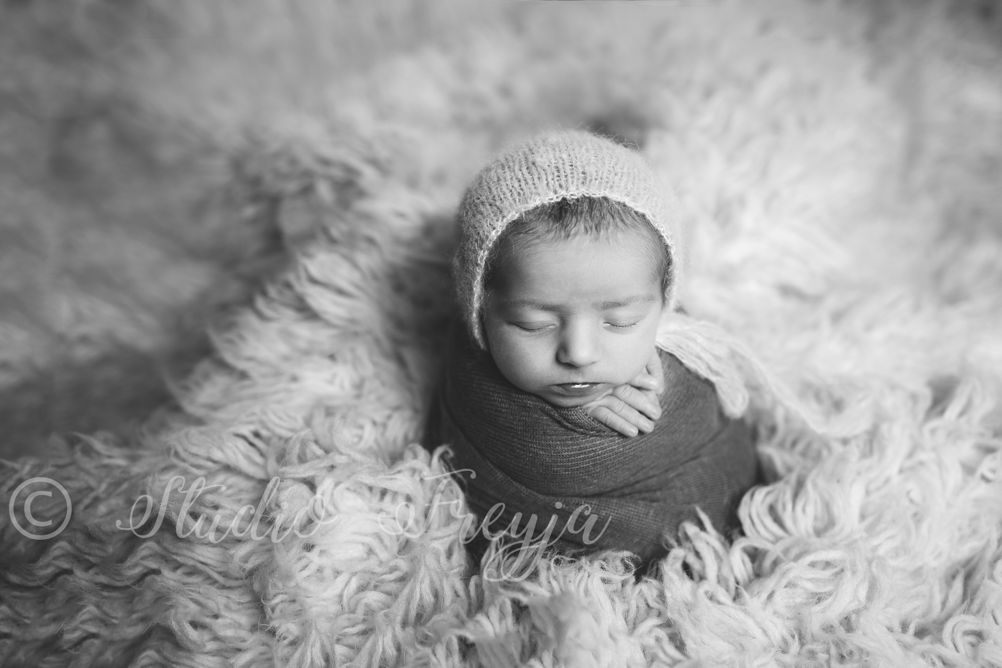 Black and White San Diego Newborn Picture of baby girl by Studio Freyja