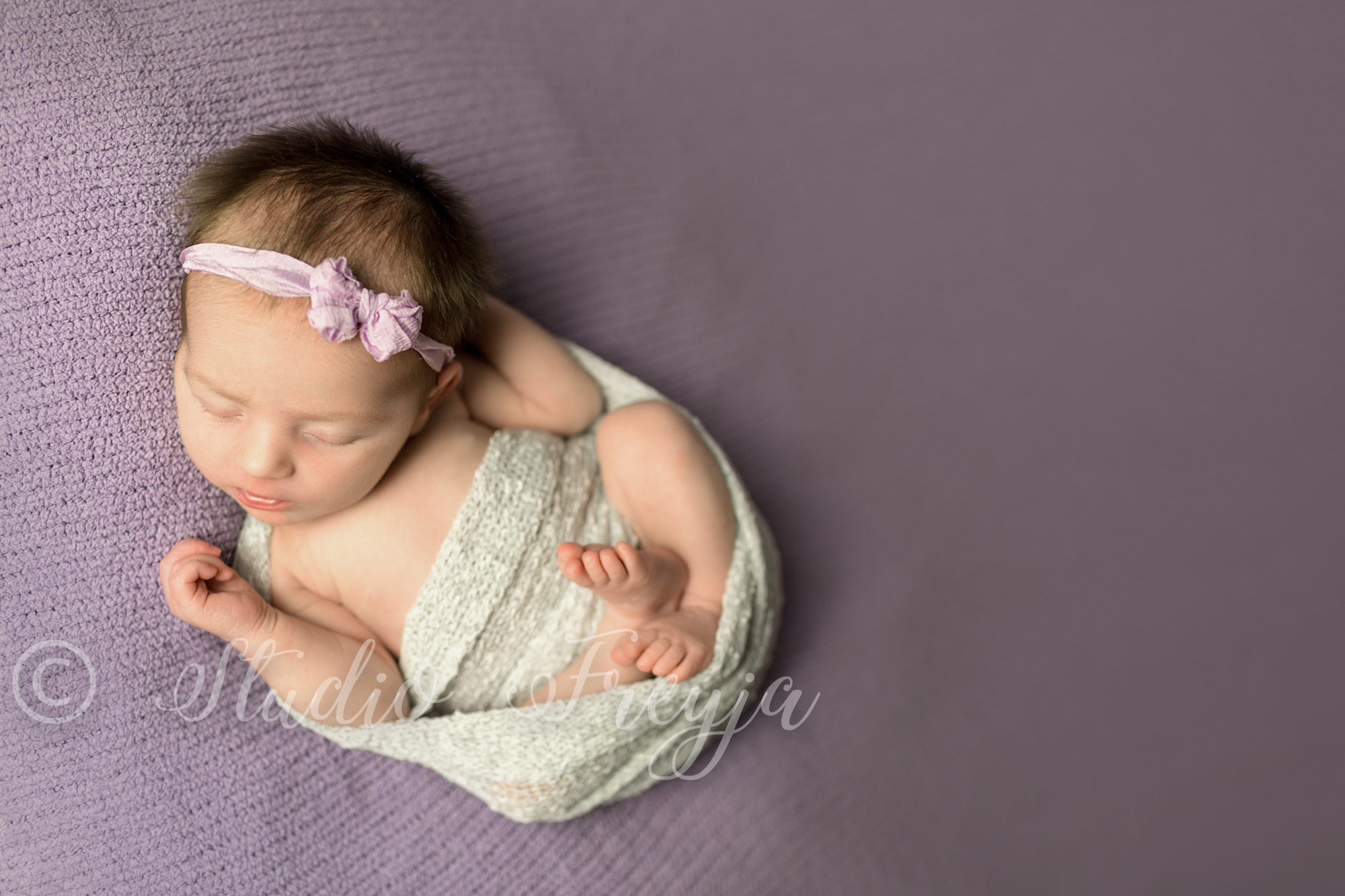 Sleepy girl during Newborn Photography session in San Diego by Studio Freyja