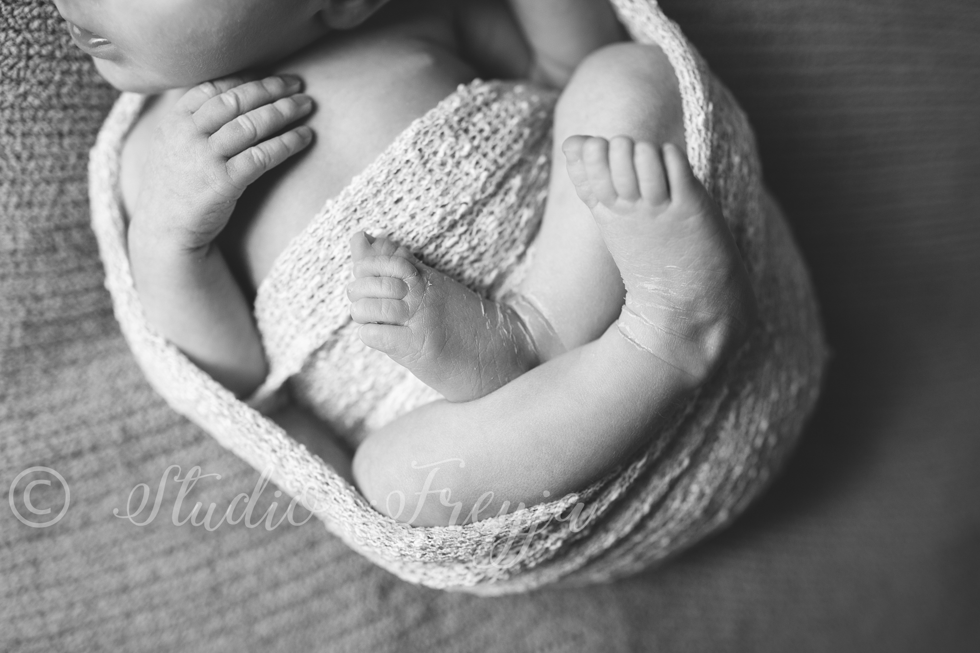 Newborn Girl feet details shot by San Diego Newborn Photographer Studio Freyja