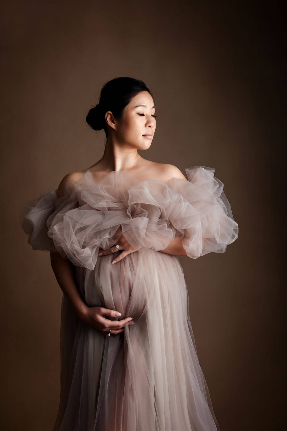 What to Wear for Maternity Photos: A Studio Wardrobe Guide